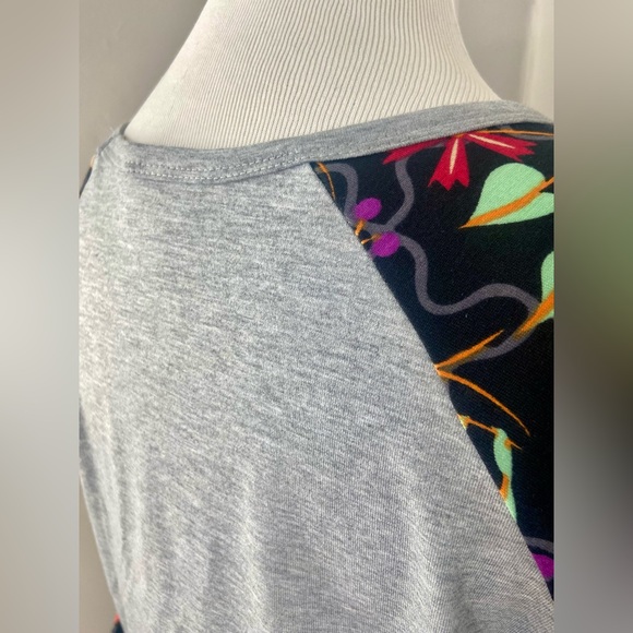 LuLaRoe Randy Tee Shirt NWT 3/4 Raglan Knit Sleeve Gray Black Multicolor Floral - Picture 6 of 7